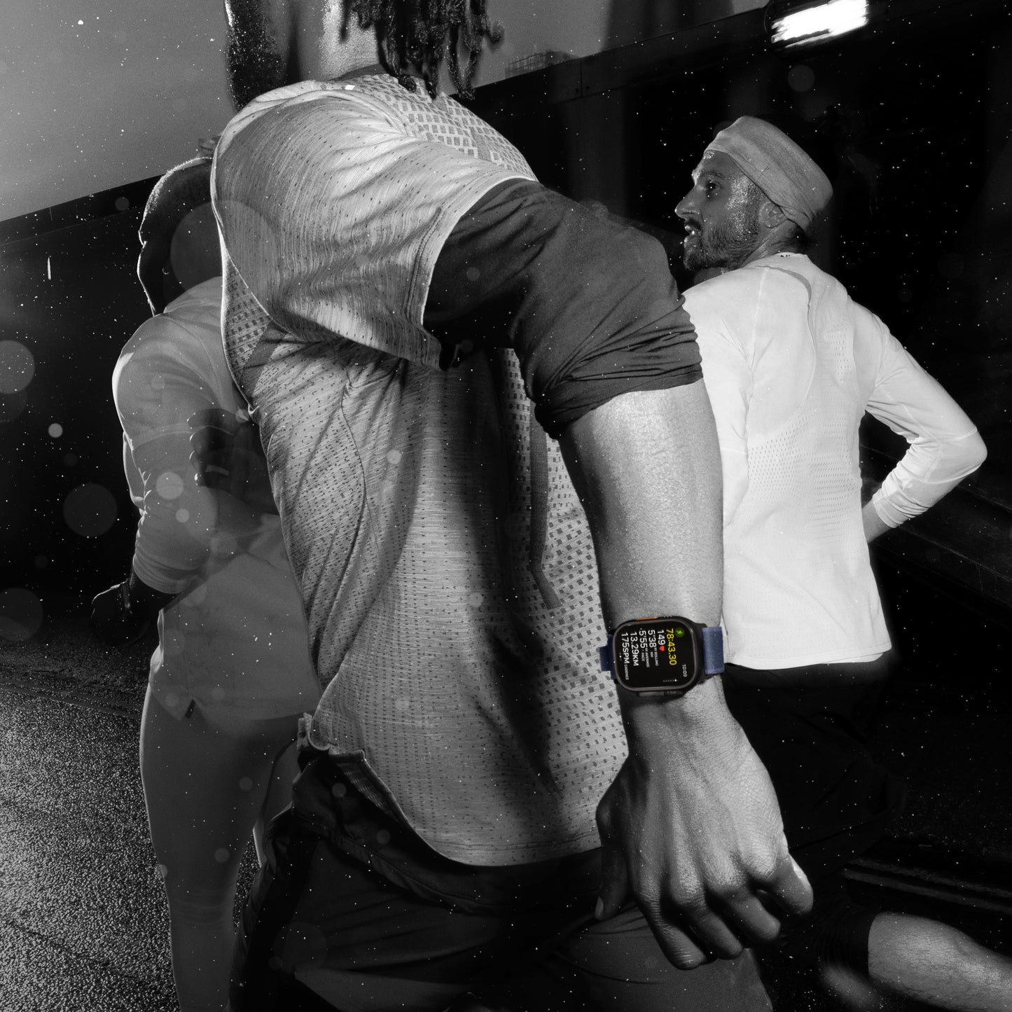 Apple_Watch_Ultra_2_49mm_Natural_Titanium_Milanese_Loop_Natural_PDP_Image_Position_7__GBEN